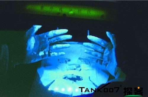 客戶買了紫光手電驗熒光劑,先拿面膜大姨媽巾開刀