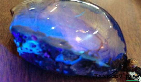 網上用紫光手電鑒定琥珀的帖子這么多，哪個是真假？