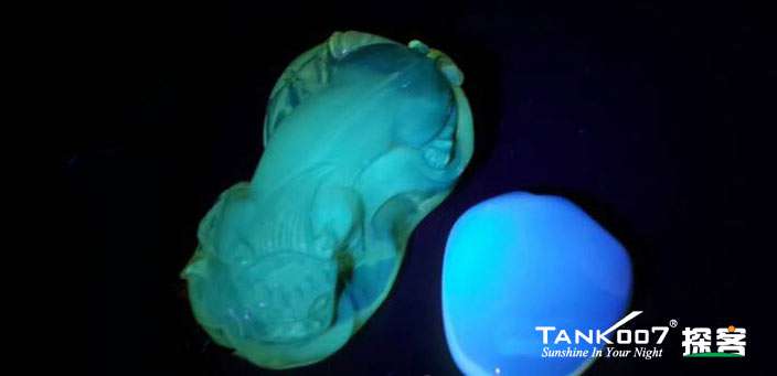 網上用紫光手電鑒定琥珀的帖子這么多，哪個是真假？