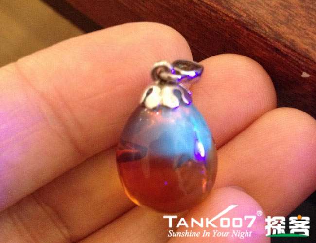 網上用紫光手電鑒定琥珀的帖子這么多，哪個是真假？